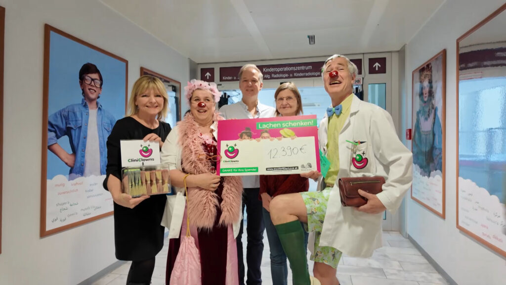 Spendenübergabe mit Herz